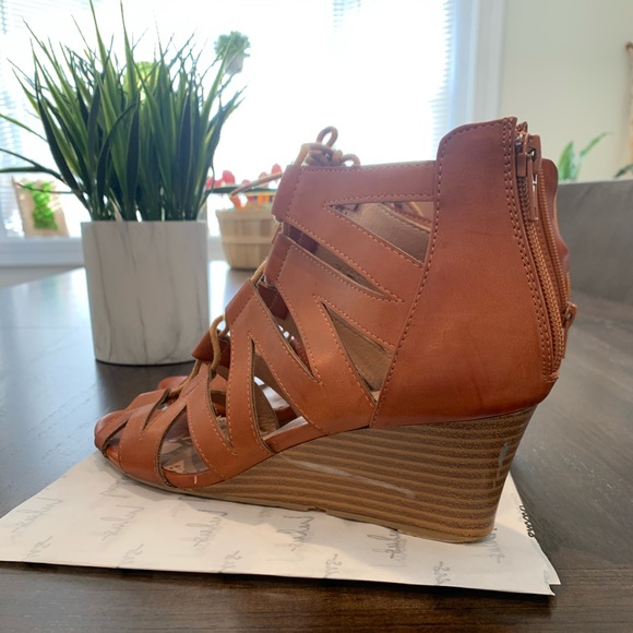 Restricted Tan PU Gilley Tie Wedge Sandal Sz 8.5 - Picture 4 of 8
